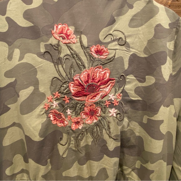 Ashley by 26 International Floral Embroidered Camo Jacket size small - Picture 4 of 12